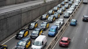 Marcha lenta de taxistas en Barcelona